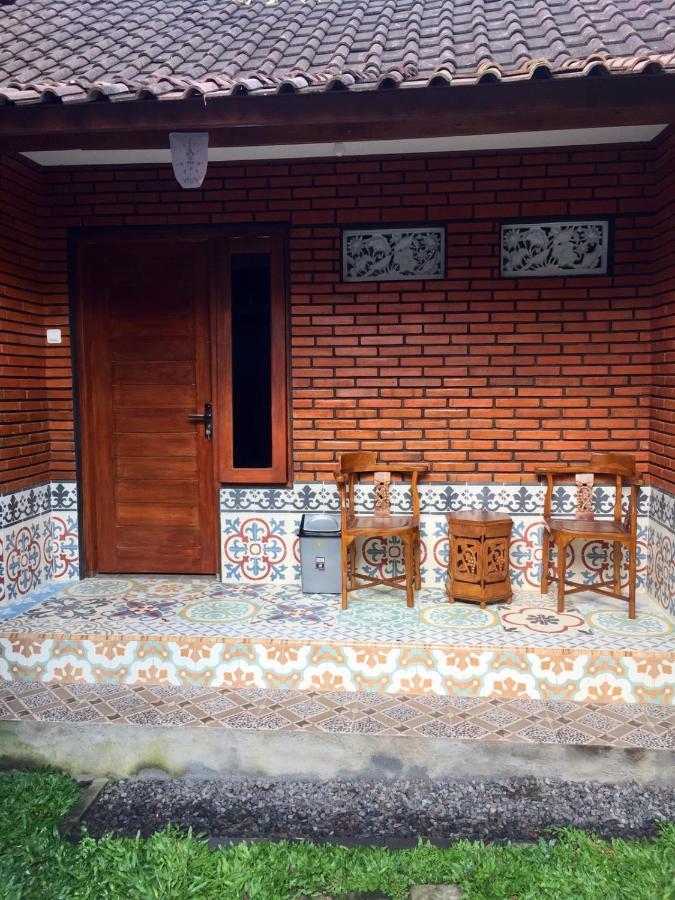 Raditya Homestay Mambal Exterior photo